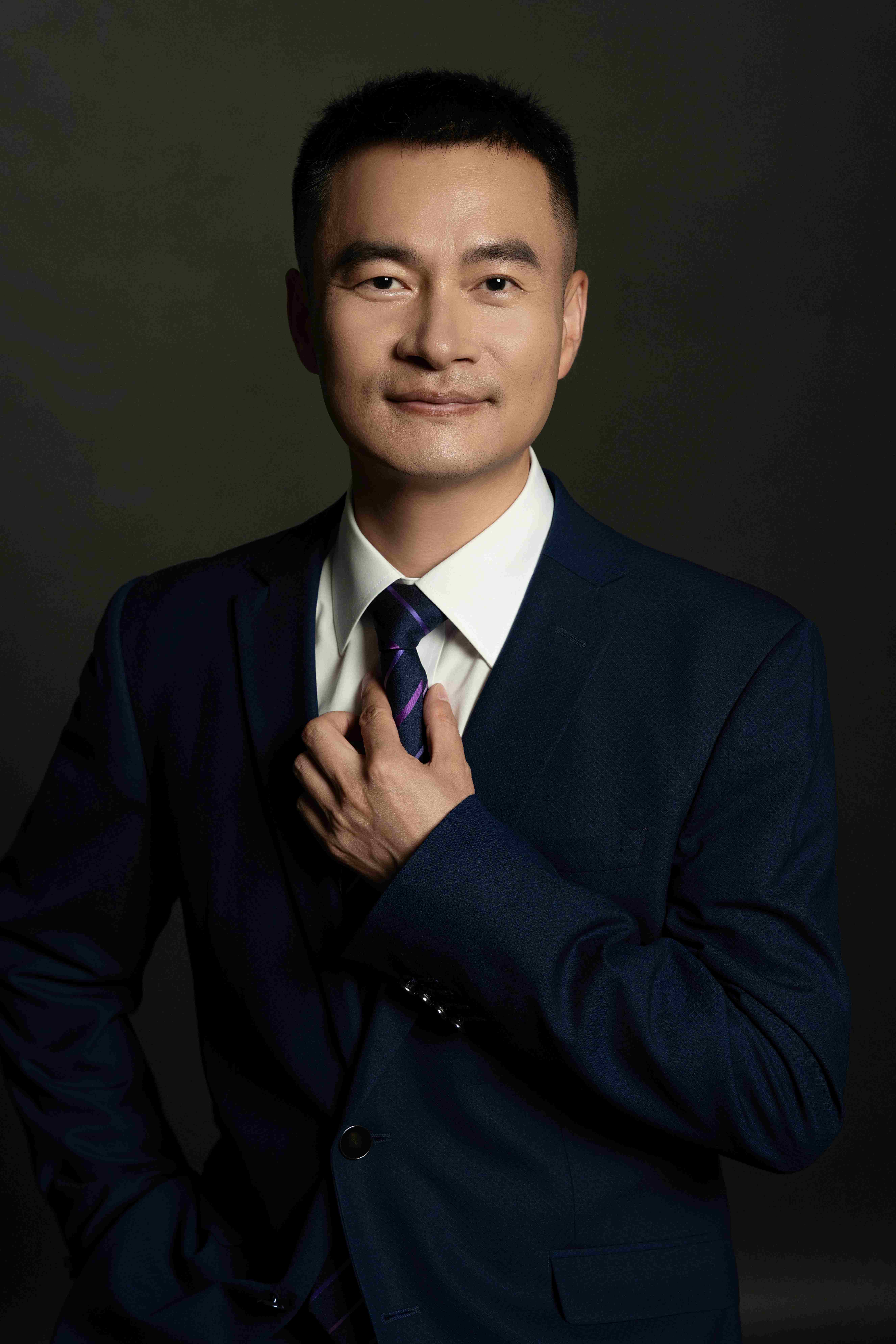 聂炜昌律师工作形象照